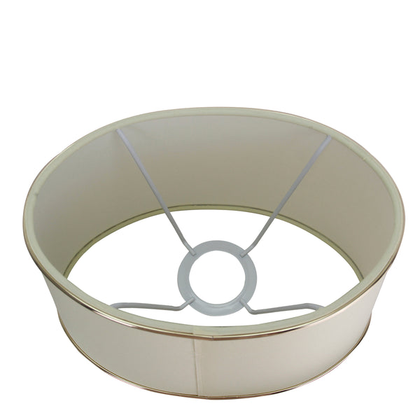 Eleganter ovaler Lampenschirm in Creme mit goldenen Akzenten. Ideal für eine stimmungsvolle Beleuchtung in jedem Raum.