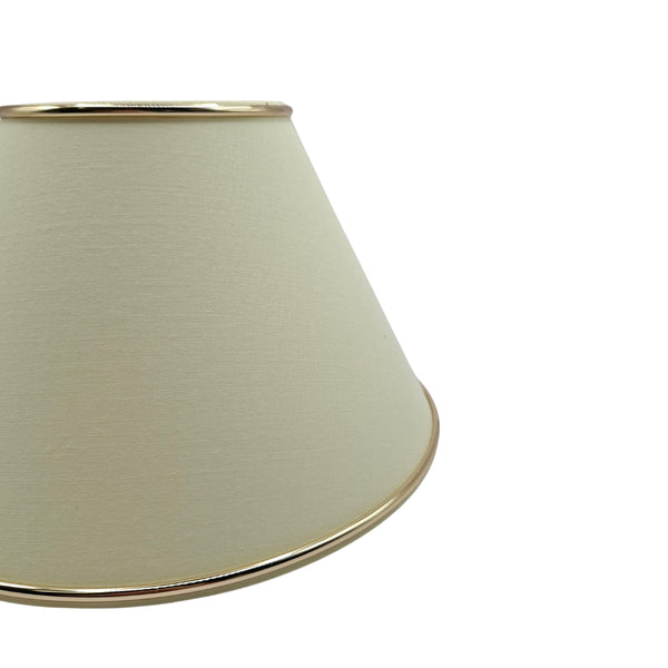 Detailaufnahme des cremefarbenen Lampenschirms mit goldenen Akzenten. Er verleiht jedem Raum eine elegante Note.