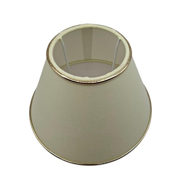 Edler Lampenschirm in Creme mit goldenen Akzenten. Perfekt für gemütliches Licht und stilvolle Akzente in jedem Raum.