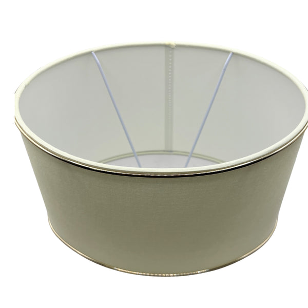 Detailansicht des ovalen Lampenschirms in Creme mit goldenen Akzenten. Verleiht jedem Raum modernes Flair und sanftes Licht.