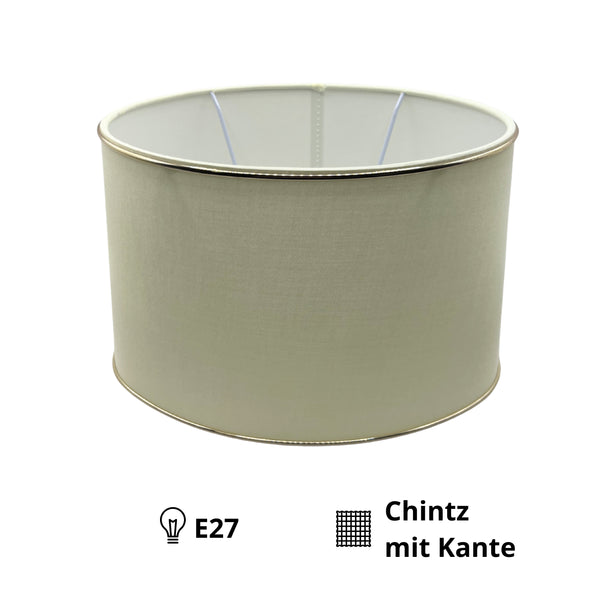 Detailansicht des ovalen Lampenschirms in Creme und Gold. Perfekt für moderne Ambientes, die Wärme und Eleganz ausstrahlen.