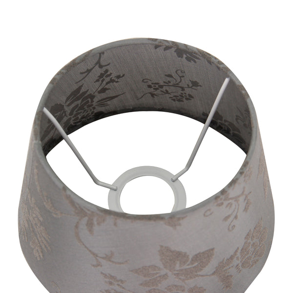 Detailaufnahme des grauen Lampenschirms Drum mit zeitloser Eleganz. Perfekt für eine stilvolle Beleuchtung in jedem Raum.