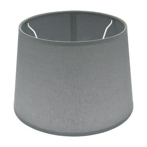 Der anthrazitfarbene Lampenschirm Drum besticht durch seine zeitlose Eleganz. Ideal für eine gemütliche Atmosphäre.