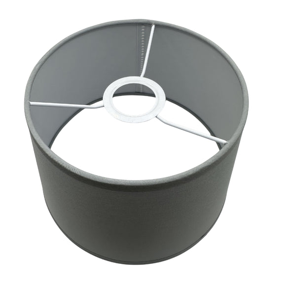 Detailansicht des grauen Lampenschirms Drum mit zeitlosem Design. Perfekt für eine stilvolle Raumbeleuchtung.