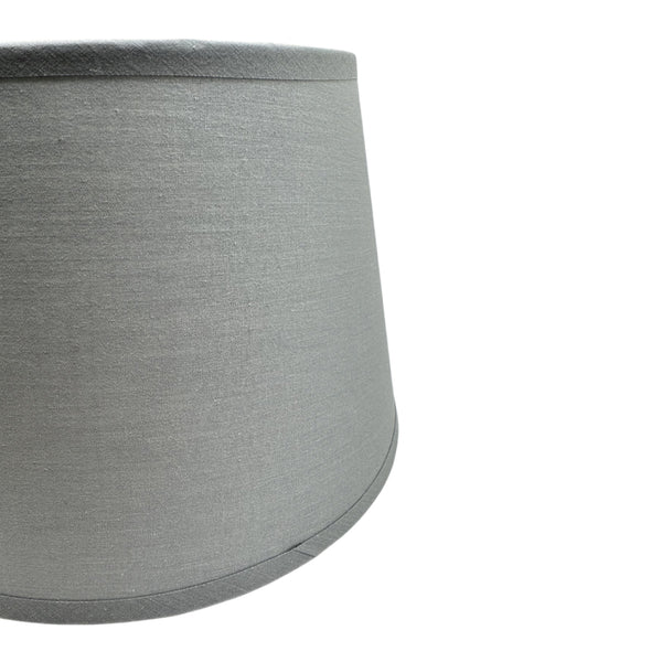Detailaufnahme des grauen Lampenschirms Drum mit zeitlosem Design. Er verleiht jedem Raum einen eleganten Akzent.
