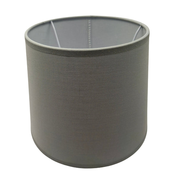 Der graue Lampenschirm Drum von Various bringt modernes Flair in jeden Raum. Ideal für stilvolle Beleuchtungskonzepte.