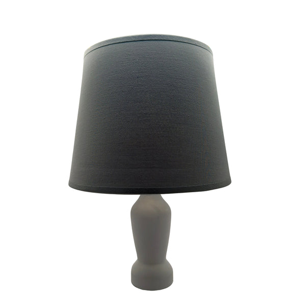 Sanfte Grautöne prägen diesen eleganten Lampenschirm. Perfekt für eine gemütliche Atmosphäre in jedem Wohnraum.
