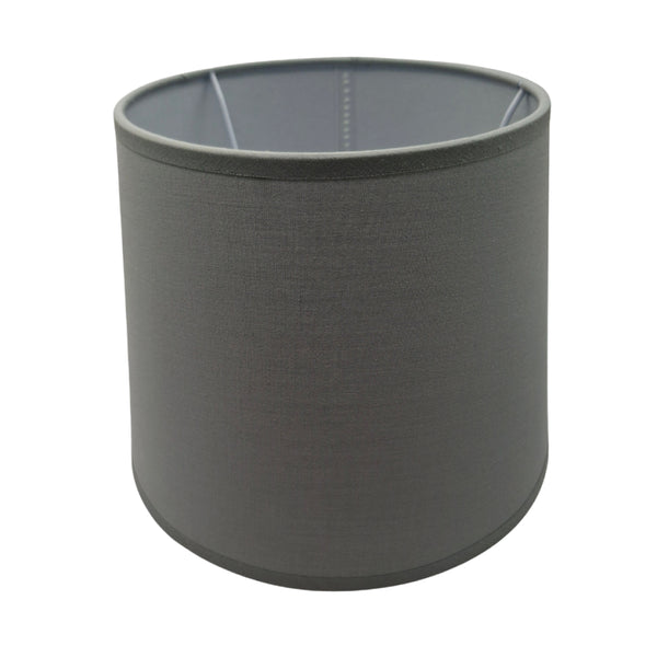 Detailaufnahme des grauen Lampenschirms Drum mit modernem Design. Er verleiht jedem Raum eine harmonische Atmosphäre.