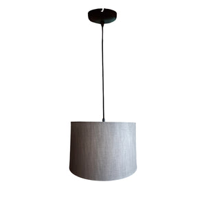 Der graue Lampenschirm Drum kreiert eine gemütliche Atmosphäre. Ideal für jedes Zuhause, um sanftes Licht zu verbreiten.