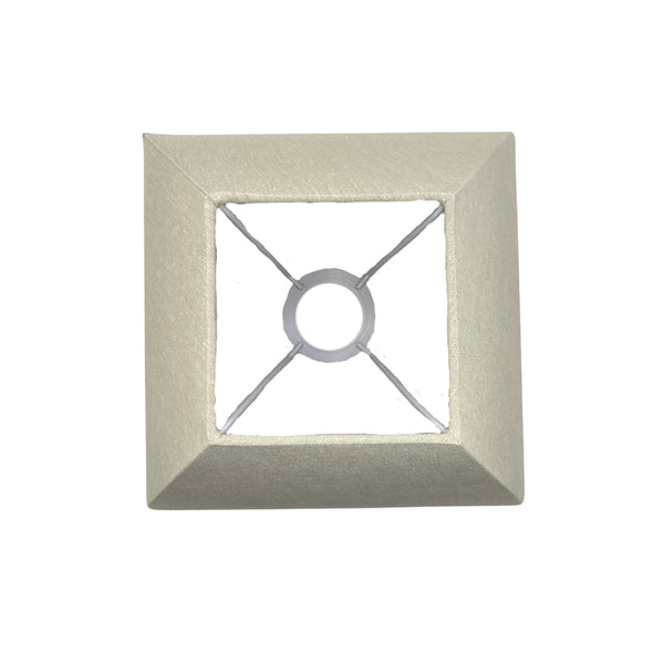 Detailansicht des grauen Lampenschirms Quadrato, modern und elegant. Perfekt für stimmungsvolle Beleuchtung in jedem Raum.