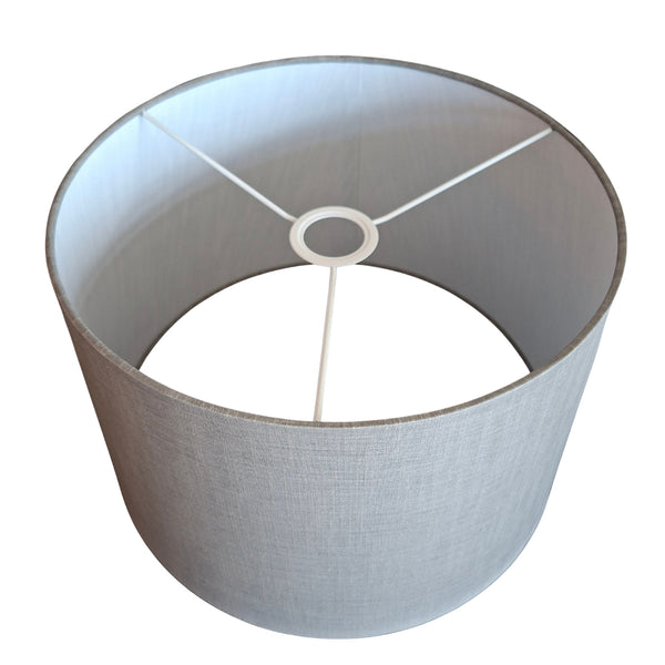 Detailansicht des grauen Lampenschirms Drum mit einem Durchmesser von 40 cm. Er ergänzt jede Einrichtung stilvoll.