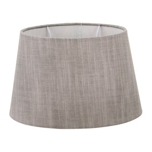 Der graue Lampenschirm Oval von Various sorgt für eine angenehme, diffuse Beleuchtung. Perfekt für einen modernen Look.