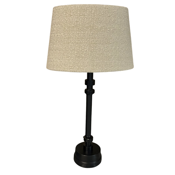 Der ovale Lampenschirm in Khaki schafft eine gemütliche Atmosphäre. Ideal für entspannte Abende in Ihrem Zuhause.