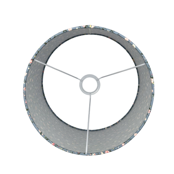 Detailaufnahme des hellblauen Lampenschirms Drum mit harmonischem Design. Ideal für eine sanfte, einladende Beleuchtung.