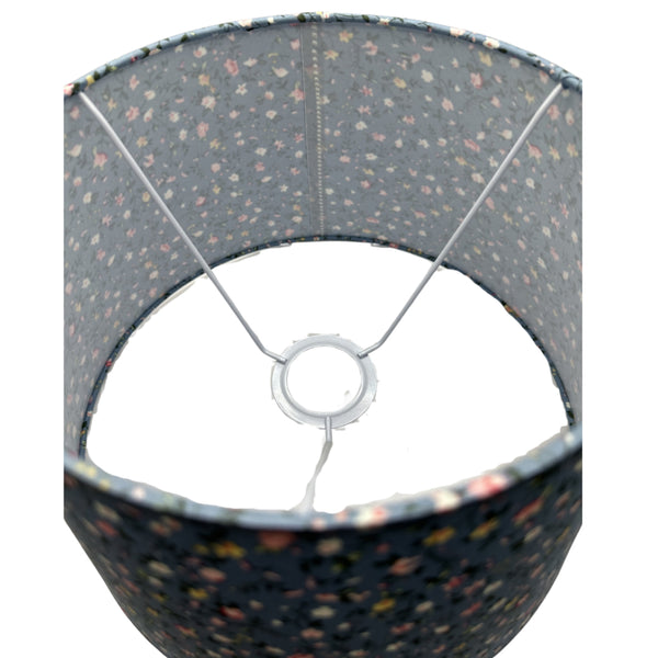 Detailaufnahme des hellblauen Lampenschirms Drum mit zeitlosem Design. Er bringt frische Farben in Ihr Zuhause.