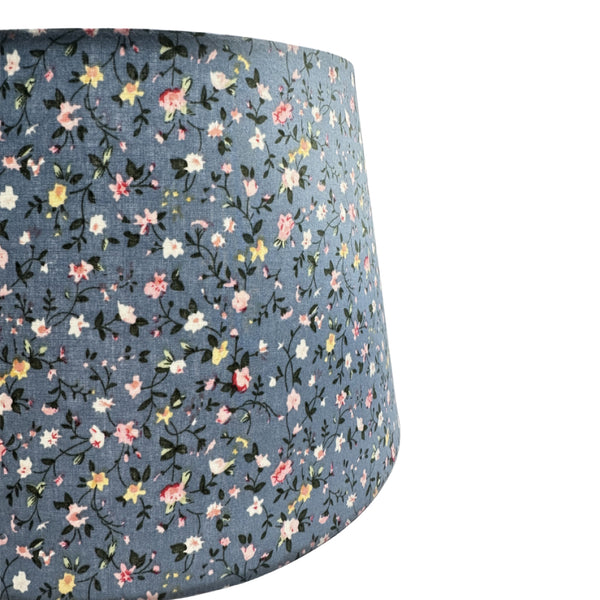 Detailaufnahme des hellblauen Lampenschirms Drum mit elegantem Design.
