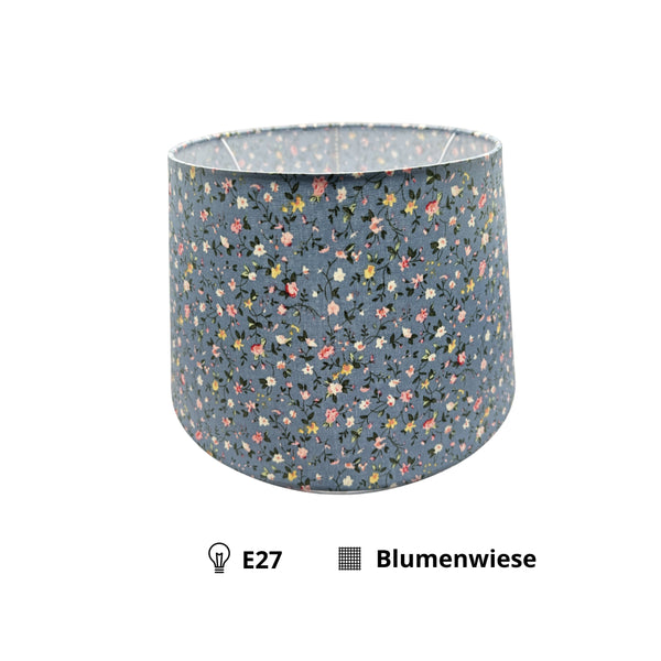 Der hellblaue Lampenschirm Drum bringt Frische in jeden Raum. Ein stilvolles Accessoire für gemütliche Lichtmomente.