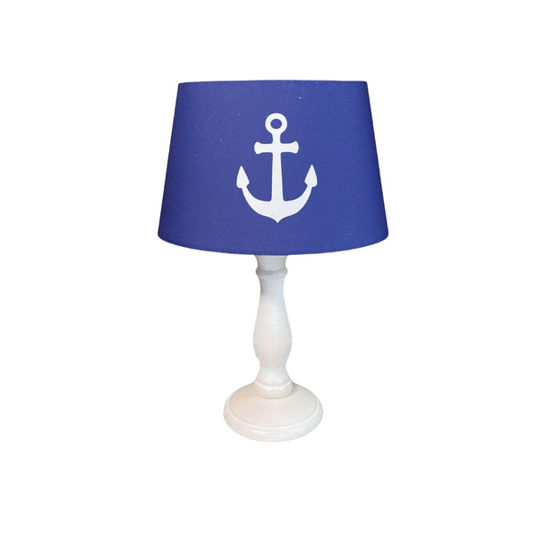 Der ovale hellblaue Lampenschirm von Various bringt eine frische Note in jeden Raum. Ideal für eine gemütliche Atmosphäre.