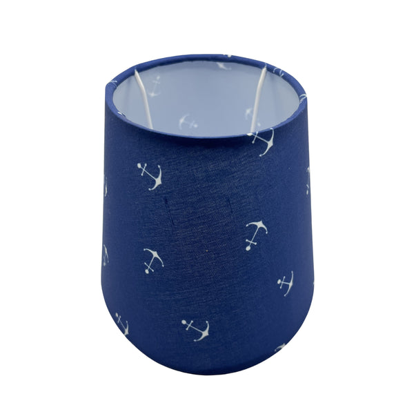 Der hellblaue Lampenschirm Oval von Various bringt sanfte Frische in jeden Raum. Ideal für eine gemütliche Beleuchtung.