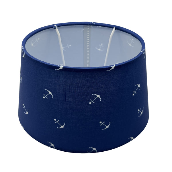 Detailaufnahme des ovalen Lampenschirms in hellblau. Er bringt eine frische, freundliche Note in jeden Raum.