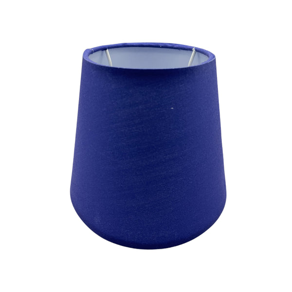 Detailaufnahme des ovalen hellblauen Lampenschirms. Er bringt frische Farbe und Leichtigkeit in jeden Raum.