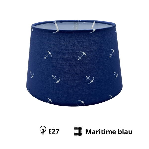 Detailaufnahme des ovalen Lampenschirms in sanftem Hellblau. Ideal für eine entspannte Atmosphäre in Ihrem Wohnraum.