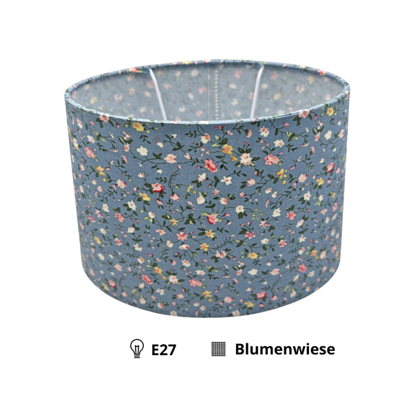 Detailaufnahme des ovalen Lampenschirms in sanftem Hellblau. Ideal für eine beruhigende Atmosphäre in jedem Raum.