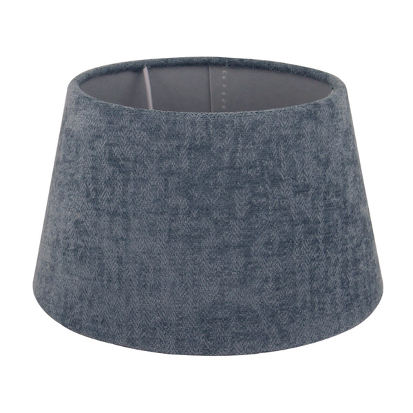 Der hellblaue Lampenschirm Drum zaubert sanftes Licht und bringt frischen Wind in jeden Raum.