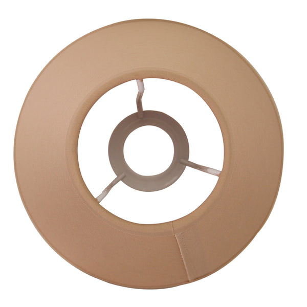 Detailaufnahme des hellbraunen Lampenschirms Top mit schlichtem Design. Ideal für eine warme und einladende Atmosphäre.