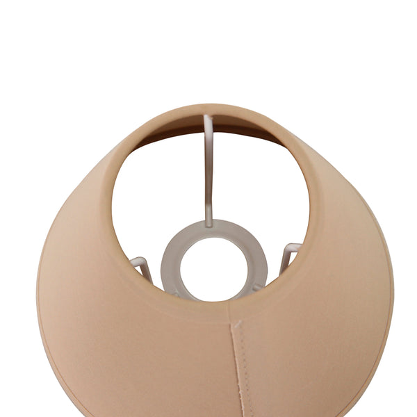 Detailaufnahme des hellbraunen Lampenschirms Top mit elegantem Design. Er verleiht jedem Raum eine warme Atmosphäre.