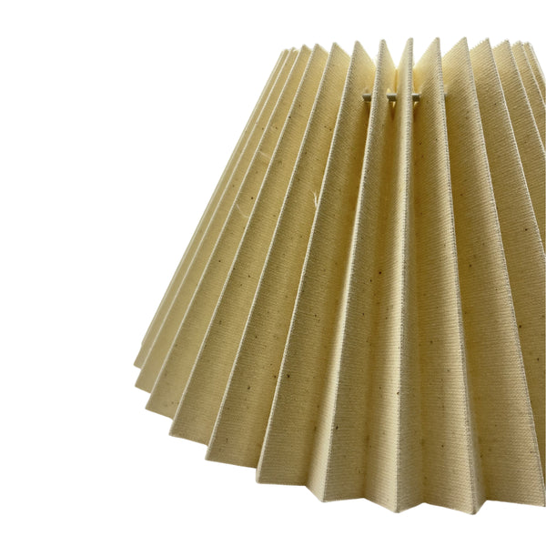 Detailaufnahme des naturfarbenen Lampenschirms Top mit modernem Design.