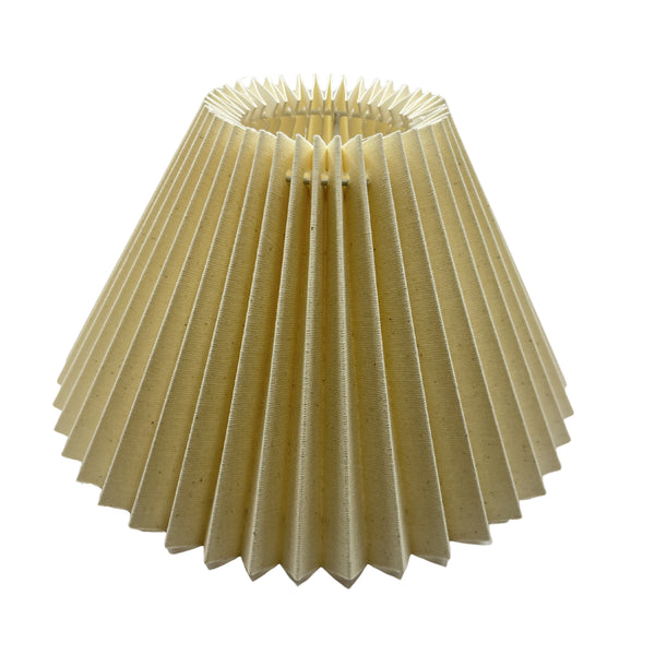 Natürlicher Lampenschirm in zeitlosem Design, ideal für eine harmonische Beleuchtung in jedem Raum.