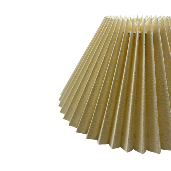 Detailaufnahme des Lampenschirms in natürlichem Design. Perfekt für eine zeitlose Atmosphäre in jedem Wohnraum.