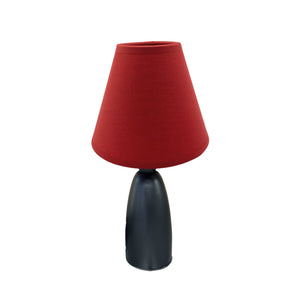 Lebendig roter Lampenschirm von Various, ideal für einladende Akzente.