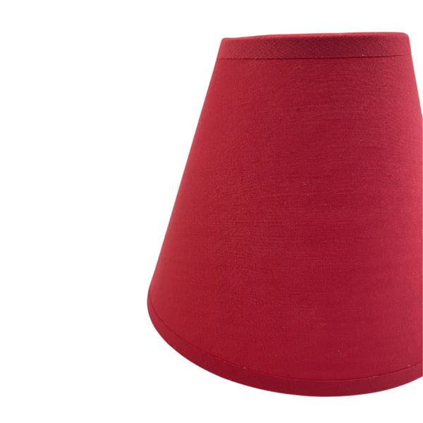 Detailaufnahme des roten Lampenschirms Top. Passt perfekt zu jeder Lampe und sorgt für warme Akzente im Raum.