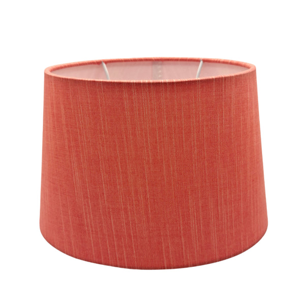 Der ovale Lampenschirm in zartem Rosa setzt sanfte Akzente im Raum. Ideal für eine gemütliche Atmosphäre.