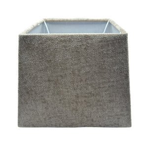 Taupe Lampenschirm Quadrato von Various in perfekter Höhe. Er verleiht jedem Raum eine warme, einladende Atmosphäre.