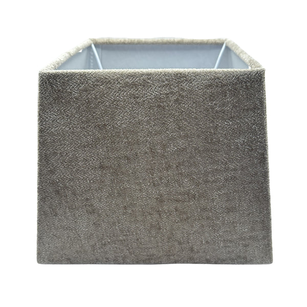 Taupe Lampenschirm Quadrato von Various in perfekter Höhe. Er verleiht jedem Raum eine warme, einladende Atmosphäre.
