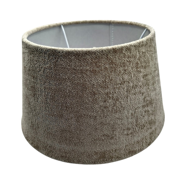 Der taupefarbene Lampenschirm Drum bringt Wärme und Gemütlichkeit in jeden Raum. Perfekt für stilvolle Beleuchtung.