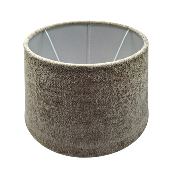 Detailaufnahme des taupefarbenen Lampenschirms Drum. Er verleiht jedem Raum einen warmen, einladenden Charakter.