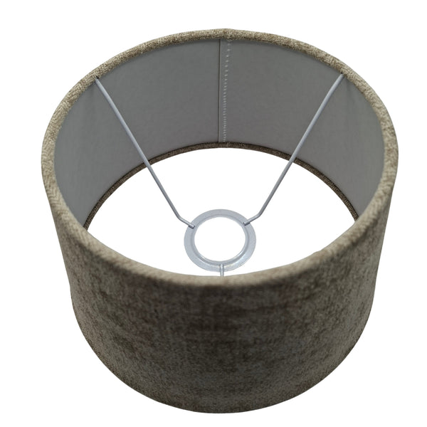 Detailaufnahme des taupefarbenen Lampenschirms Drum. Ideal für eine sanfte und einladende Beleuchtung in jedem Raum.