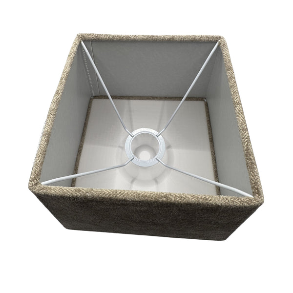 Detailansicht des taupefarbenen Lampenschirms Quadrato mit modernen Akzenten. Ideal für stimmungsvolles Licht im Wohnbereich.