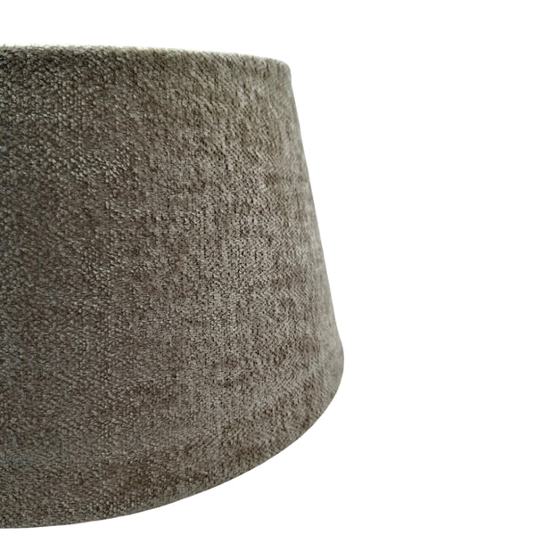 Detailaufnahme des taupefarbenen Lampenschirms Drum. Er bietet eine warme, einladende Atmosphäre in jedem Raum.