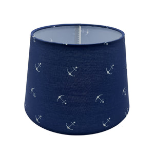 Dieser hellblaue Lampenschirm aus der Serie Various bringt frische Farbe in jeden Raum.