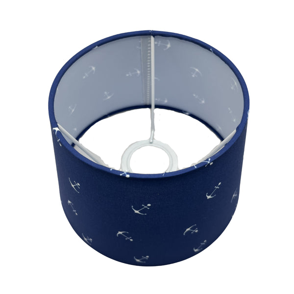 Der hellblaue Lampenschirm Drum verbreitet eine frische, luftige Atmosphäre. Ideal für angenehmes Licht in jedem Raum.