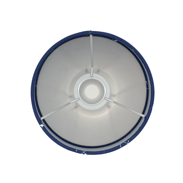 Detailaufnahme des hellblauen Lampenschirms Drum mit Ø20 cm. Er bringt frischen Wind in dein Zuhause.