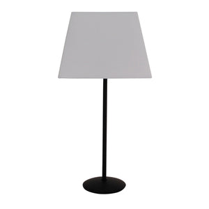 Der rechteckige Lampenschirm Conica in elegantem Weiß verleiht jedem Raum eine moderne Note und stilvolles Licht.
