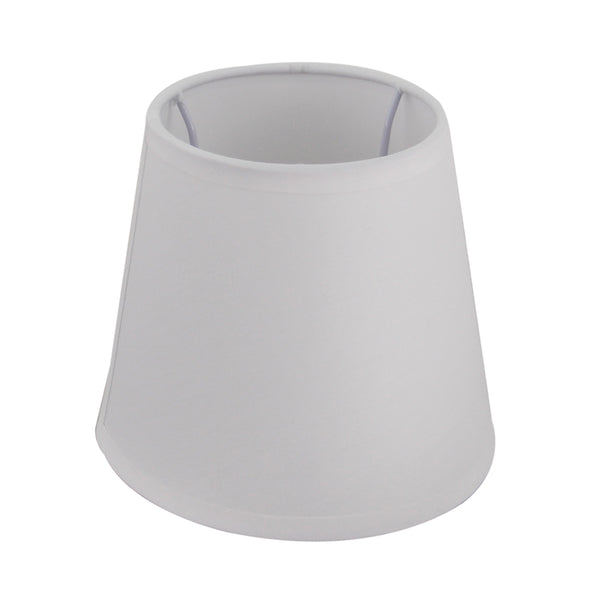Detailaufnahme des ovalen Lampenschirms in Weiß mit modernem Design. Perfekt für ein helles und einladendes Ambiente.
