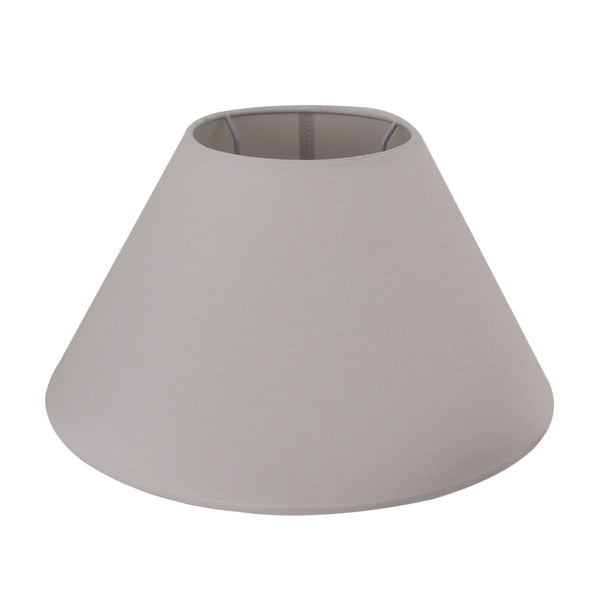 Der weiße Lampenschirm Top bietet eine elegante Lichtstreuung. Perfekt für eine harmonische Raumatmosphäre.
