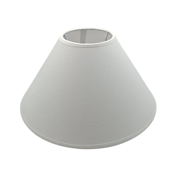 Detailaufnahme des weißen Lampenschirms Top mit einem Durchmesser von 25 cm. Er bietet sanftes Licht und elegante Akzente.